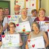 Wollen was bewegen: Die Mentoren der Schillerschule freuen sich über die Dankesbilder ihrer Lese-Kinder. Mit dabei: Die neue Jugendsozialarbeiterin der Schule, Tatjana Werner (Zweite von links).