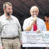 Eine 1458 Euro-Spende ging an den „Förderverein Walderlebniszentrum“. Im Bild: Wolfgang Graf (WEZ) und Bürgermeister Burkhard Losert.