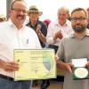Ehre für den Orchideen-Spezialisten: Elmar Gimperlein (links), Bezirksvorsitzender des Gärtnereiverbandes, verleiht dem Schwarzacher Christian Schreiner die Große Goldmedaille von der Internationalen Gartenbauausstellung in Hamburg.