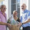 Gut geschätzt beim Gewinnspiel in der Sozialstation Medicare in Fröhstockheim: Gewinner war Kurt Büttner (links). Er erhielt von Ann und Norbert Gresser den Preis.