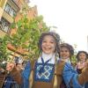 (lsw)   Mit einem traditionellen Festumzug durch Ravensburg haben am Montag Zehntausende Menschen das Rutenfest gefeiert. Die Veranstaltung gehe auf einen alten Brauch zurück, heißt es bei der Stadt. Demnach gingen die Lehrer im 15. Jahrhundert mit ihren Schülern ins Grüne, um Ruten für deren Züchtigung zu schneiden. Bei dem traditionellen Umzug laufen rund 5000 kostümierte Schüler und Erwachsene sowie mehr als 1200 Musikanten durch die festlich geschmückten Straßen. Dabei stellen sie Szenen aus der 900-jährigen Geschichte von Ravensburg und der Welfen- und Stauferzeit dar. Fünf Tage dauert die Veranstaltung, am Dienstag endet das Fest mit dem Adlerschießen der Gymnasien und einem großen Feuerwerk.