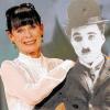 Geraldine Chaplin mit ihrem berühmten Vater – allerdings in Form eines Pappaufstellers.