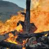 Experiment: Ein kopfloser Eberkörper wurde bei einer nachgestellten Hexenverbrennung auf dem Scheiterhaufen ein Raub der Flammen. Das Ergebnis ist in der Ausstellung zu sehen. FOTO: Gerhard Krämer