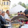 Am Buffet: Die Generalökonomin Sr. Marianne Rauner, Generaloberin Sr. Edith Schlachter, Gesamtleiter Rainer Waldvogel und Anne Hilpert werden von den Mitarbeitern des Klostergasthofes bedient.Fotos: Heike Beudert/Matthias Guck