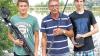 (si)   Bei fast tropischen Temperaturen trafen sich die Mitglieder der Anglergemeinschaft Röthlein zum vereinsinternen Angeln. Werner Wieland (Mitte) zog mit einem kapitalen Karpfen den größten Fisch an Land. Nach 2006 ist er nun erneut Fischerkönig. Auch die Nachwuchsangler waren eifrig bei der Sache. Leon Ganski (links) sicherte sich Platz zwei, Oliver Hart Platz drei.