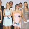 Auszeichnung der Besten: Große Erfolge erzielten die Prüflinge bei der Abschlussprüfung der Mittelschule Gerolzhofen. Das Bild zeigt die jeweils besten Prüflinge von Mittlerer Reife und Qualifizierendem Abschluss (links) Karina Weber, Anja Habermann, Doreen Horn (alle 10M), Chris Wagner, Lina Werner, Christian Behr, Simone Gündling, Tim Kamusin, Vanessa Petr (alle 9.Jahrgang), Bürgermeister Thorsten Wozniak und dahinter Schulleiter Gunnar Jüttner.