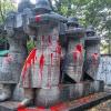 (rtg)   Unbekannte haben das Kriegerdenkmal an der Husarenstraße mit roter Farbe beschmiert und Parolen wie „Nationalismus raus aus den Köpfen“ und „Nie wieder Deutschland“ an die umgebenden Steinplatten gesprüht. Das Denkmal wurde zwischen 1925 und 1931 von dem Künstler Fried Heuler errichtet und erinnerte ursprünglich an die Opfer des Ersten Weltkriegs. Zeugenhinweise an die Polizei unter  (09 31) 457-22 30.