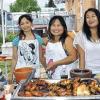 Exotische Köstlichkeiten, gekocht von strahlenden Thailänderinnen: Organisatorin Nok Seidenspinner (Zweite von rechts) mit ihren Helferinnen (von links) Karunrat, Yopa, Somphen und Joy.