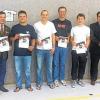 (pm)   Beim größten Mannschaftsturnier in Deutschland, dem Deutschlandpokal mit 113 teilnehmenden Mannschaften, qualifizierte sich der Fechtclub Hardheim-Höpfingen durch Siege gegen Rüsselsheim (45/22), Esslingen (45/22), Böblingen (45/43) und Darmstadt (28/27) für das Deutschlandpokalfinale in Friesenheim. Hier trafen die Fechter aus Hardheim-Höpfingen, mit den Fechtern Alexander Bärlein, Jan Bresler und Maximilian Hack auf den Quernheimer FC, der mit 45/35 bezwungen wurde. Im Anschluss trafen sie auf den Dresdner SC, den sie mit 45/39 schlugen. Somit stand der FC Hardheim-Höpfingen im Finale gegen den Polizei Sportverein Berlin. Hier mussten die Hardheimer eine 40/45 Niederlage hinnehmen. Mit dieser Leistung unterstreicht der Fechtclub Hardheim-Höpfingen, dass er zu den besten Degenvereinen Deutschlands gehört. Der vierte Mann Carsten Stephan war durch Urlaub verhindert. Auf dem Foto von links: Benjamin Denzer, Trainer Hubert Heinrichs, Fechter Jan Bresler, Alexander Bärlein, Maximilian Hack, DFB Obmann Robert Lange.