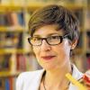 Arbeitserleichterung: Anja Flicker, die Leiterin der Stadtbücherei, möchte die vollautomatische Ausleihemöglich machen.
