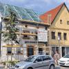 Gastronomische Belebung: In einem der ältesten Häuser Haßfurts in der Hauptstraße 56 (Haus rechts) will Günter Bauer ein Café und zwei Wohnungen einbauen.FOTO: Martin Schweiger
