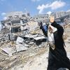 Hefige Kämpfe in Gaza: Eine Palästinenserin flieht in Gaza-Stadt. Mittlerweile sind bei der militärischen Auseinandersetzung zwischen Hamas und israelischer Armee mindestens 500 Menschen getötet worden.