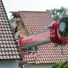 Als er einen Baukran in Bibergau von der Straße auf ein Wohngrundstück heben sollte, ist am Freitagvormittag ein 60-Tonnen-Autokran umgekippt und auf das Wohnhaus gestürzt.