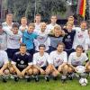 Der SV Erlenbach wurde (wie berichtet) seiner Favoritenrolle beim Turnier der VG-Marktheidenfeld, das vom VfB Hafenlohr mit einem umfangreichen Rahmenprogramm mustergültig ausgerichtet wurde, gerecht und gewann das Traditionsturnier mit einem 4:1-Endspielsieg gegen den SV Birkenfeld zum bereits 13. Mal. Hier die erfolgreiche Mannschaft nach der Siegerehrung; hinten von links: VG-Vorsitzender Otto Dümig, Bürgermeister Thorsten Schwab, Betreuer Wolfgang Schreck, Trainer Jürgen Blank, Philipp Reinhart, Betreuer Christian Kunz, Johannes Schebler, Martin Holzmann, Andre Frank, Andre Dümig, Florian Angermann, Sebastian Traub, Christopher Lutz, Max Herold, Lukas Liebler sowie Guntram Leimeister, Gerd Dobesch und Katja Wagner-König (alle VfB Hafenlohr). Vorne von links: Turnierleiter Gert Weisner, Dominik Bufe, Tim Ferstl, Alexander Hartmann, Manuel Väth, Andreas Rösch und Peter Sebold.