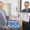 Hilferufe: Marco Ruck, kaufmännischer Leiter der Kreuzschwestern Gemünden, überreichte bei dem Treffen Domdekan Prälat Günter Putz (rechts) einen Karton voller Briefe von Schülerinnen. Darin werden Gründe genannt, weshalb das Mädchenbildungswerk erhalten werden müsse und dazu die Unterstützung durch die Diözese Würzburg notwendig sei.