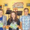 Bester Abschluss: Das Bild zeigt von links Klassenlehrerin Jutta Feuerstein mit den drei besten Schülern Johannes Voll, Selina Zink und Sebastian Bätz sowie Rektor Rüdiger Bader.