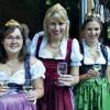 Auf gutes Gelingen: Vor der Premiere der Operette Wiener Blut stoßen im Paracelsius-Garten an (von links): Kreisrätin Marion Wunderlich, die Weinprinzessinnen Julia Müller (Tauberzell), Stefanie Hubert (Röttingen) und Alisa Hofmann (Sulzfeld), die ihre Mama dabei hatte.