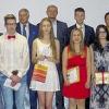 Herausragende Leistungen: Das Bild zeigt die Abschlussschüler mit den besten Noten zusammen mit den Ehrengästen und der Schulleitung.