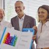 Urkunde zum 20. Würzburger Friedenspreis: Dr. Armin Meisterernst und Maria Leitner vom Komitee Würzburger Friedenspreis überreichen Burkhard Hose die Auszeichnung.