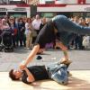 Heiße Kartoffeln beim Tanz:  Dominik Blenk (unten) und Markus Heldt, die im Lohrer Juze als Tänzer anfingen, treten als Tanzgruppe »Hot Potatoes« in der Fernsehsendung »Got to Dance« von Sat1 und Pro7 auf. Im Bild zeigen sie in der Würzburger Innenstadt, was sie können.