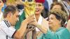 Nimm mir das Ding endlich ab: Dilma Rousseff übergibt den Pokal.