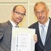 Marco Schmidt (links), Vorstand der Thüngener SchmitterGroup AG, erhält von Prof. Dr. Franz Josef Radermacher die Berufungsurkunde für den Senat.