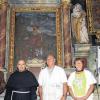 Jetzt geht's an den Altar: Nachdem der Förderkreis „Kloster und Wallfahrtskirche Schönau“ im Mönchschor die umlaufenden Dorsalien-Gemälde hat restaurieren lassen, widmet er sich jetzt den Altarbildern an der Stirnseite und hofft wiederum auf großzügige Spender. Von links: Förderkreisvorsitzender Gerhard Köhler, Guardian Bruder Ludwig Moschel, die Restauratoren Bernhard Schmitt und Helga Hartmann sowie Lorenz Lippert.