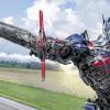Ohrenstöpsel mitbringen und den Verstand zu Hause lassen – das vierte Action-Spektakel aus der „Transformers“-Reihe ist noch lauter, noch länger (165 Minuten!) und noch bombastischer als seine Vorgänger. „Transformers: Ära des Untergangs“ (Szenenfoto) strotzt nur so vor monströsen Robotern, gigantischen Raumschiffen, gewaltigen Explosionen und massiver Zerstörung. Ein Großteil des Megabudgets von 210 Millionen Dollar dürfte 3-D-Action-Meister Michael Bay in die Spezialeffekte gesteckt haben. Dafür sparen der Regisseur und sein Drehbuchschreiber Ehren Kruger, der sich auch die vorigen beiden Folgen ausdachte, an einer cleveren Story und an halbwegs intelligenten Dialogen. Der überladene Plot wird von lächerlichen Einzeilern und patriotischen Sprüchen übertroffen. Hardcore-„Transformers“-Fans mit Sitzfleisch werden sich daran nicht stören (zu sehen im Cinemaxx Würzburg, Cineworld im Mainfrankenpark, Filmwelt und Weltbio Schweinfurt, Movie Marktheidenfeld, Universum Bad Kissingen): • ο ο ο ο ο