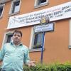 Die Hoffnung stirbt zuletzt: Bürgermeister Jürgen Heusinger vor dem Banner am „Hirschen“, mit dem auf die vakante Hausarztpraxis in Sulzfeld aufmerksam gemacht wird. Bislang waren alle Bemühungen erfolglos, einen Nachfolger für Dr. Friedrich Oehm zu finden.