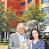 Hans Schöbel, Vorsitzender des Vereins für Menschen mit Körper- und Mehrfachbehinderung, und Karin Baumgärtner, Vizeleiterin für Pädagogik des Zentrums für Körperbehinderte, präsentieren die „Haus-Post“, die dreimal pro Jahr erscheint.