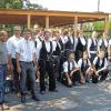 Planer und Errichter: Stadtrat Alexander Koller (vorne links), Architekt Johannes Messerschmitt (links hinten), Schulleiter Klaus Lotter, Fachlehrer Andreas Pfeuffer und die Schüler des ersten Berufsgrundschuljahres Zimmerer vor der Fahrradhalle.