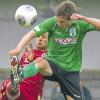 Hoch das Bein: Statt vor der Abwehr räumt Markus Kirchner (rechts) in dieser Saison in der Innenverteidigung des TSV Großbardorf ab.