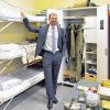 Die gute Stube: Die realitätsgetreu ausgestattete Mannschaftsstube im Doku-Zentrum weckte in Florian Hahn Erinnerungen an seine eigene Dienstzeit bei der Bundeswehr.