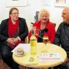 Finale für Rautenberg: Zum letzten Mal hatte Rautenberg (rechts) das Vorlesen bei „Mellrichstadt liest“ organisiert und geleitet. Nach der Lesung unterhielt er sich bei einem Glas Wein mit seinen Mitstreitern Barbara Böhm(Zweite von rechts) und Ulrich Bucher. Mit am Tisch saß Carolin Fritz-Reich, die Kulturmanagerin des Landkreises. Sie hatte Rautenberg den Dank der Kulturagentur überbracht für seinen mehrjährigen Einsatz. Peggy Geßner, die zweite in diesem Team, konnte an der Juli-Sitzung aus beruflichen Gründen nicht teilnehmen.