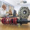 Tipps vom Experten: Benjamin Küttner, verantwortlich für den Bereich Fahrwerk bei ZF Race Engineering, erläutert den Nachwuchsfahrern technische Zusammenhänge.