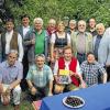 (car)   Ein musikalisches Treffen gab es in Rüdenhausen im Garten von Karl Graf zu Castell-Rüdenhausen bei der offiziellen Präsentation seines neuesten Buches über Ernst Mosch. Unter dem Titel „Und ewig swingt die Blasmusik“ wirkten Kapellmeister aus ganz Franken an dem Buch mit. Sie schrieben kurze Beiträge und trugen so dazu bei die Person Ernst Mosch auch aus Sicht der fränkischen Musikanten zu beleuchten. Markus Schenk beglückwünschte den Autor im Namen des Nordbayerischen Musikbundes. Musikalisch wurde die Buchvorstellung von der Blaskapelle Altmannshausen unter der Leitung von Bettina Henninger gestaltet. Im Bild die Leiter der Blaskapellen, von links: Rudi Fischer (Hergolshäuser Musikanten), Werner Aumüller (Gradnaus und Herzensblecher), Kilian Moritz (Rhöner Läushammel und Rhöner Schulmeister), Hermann Gropp (Blaskapelle St. Josef, Oberdürrbach), Heinz Hessdörfer (Blaskapelle St. Laurentius,  Randersacker), Bettina Henninger (Blaskapelle Altmannshausen), Edgar Nitsche (Blaskapelle Oberscheinfeld, Altmannshäuser Musikanten), Fritz Heißwolf (Posaunenchor Rüdenhausen), Robert Bernt (Böhmische Franken), Hermann Waag (Rüdenhäuser Wengertsmusikanten), Kilian Mend (Marktbreiter Musikanten), Mathias Georgi (Großlangheimer Musikanten); untere Reihe von links: Johann Beringer (Alte Altmannshäuser), Jürgen Bermanseder (Blaskapelle Röttingen, Stadtkapelle Vellbach, Wiesether Musikanten, Harthäuser Musikanten, Blaskapelle Winzenhofen), Karl Graf zu Castell-Rüdenhausen (Buchherausgeber) und Oliver Flach (Blechintakt, Aub).