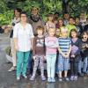 (hä)   500 Euro Erlös aus dem Tag der offenen Tür konnten die Kinder der Irena Sendler Schule aus Großbardorf aus den Händen des Vorsitzenden Jürgen Schmid (links) und von Doris Keidel (Dritte von links) des Fördervereins entgegennehmen. Elisabeth Phillips, Außenstellenleiterin der Irena Sendler Schule in Großbardorf (Zweite von links) war begeistert. Zum einen vom Einsatz des Fördervereins für die Schule, zum anderen über den Geldsegen, der für den Erwerb von Spielgeräten für die Kinder genau richtig kommt. Eingenommen wurde das Geld beim Verkauf der Gulaschsuppe und von Gemüsesticks und Kräuterquark, das am Tag der offenen Tür vom Förderverein verkauft wurde. „Wir waren komplett ausverkauft“, erzählte Schmid, der die Resonanz auf das gesunde Essen mehr als positiv bewertet. Seit Jahren legt die Schule Wert auf eine gesunde Ernährung und setzt dies auch konsequent um. Freuen konnten sich besonders die ersten Klassen mit Lehrerin Lena Languth-Zeisner (Vierte von links), die für das Geld neue Spielgeräte und Material für die Pause bekommen.