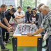 (plo)   Heiß hergehen wird es in Zukunft im Schülertreff der D.-Paul-Eber-Schule Kitzingen: Ein nagelneuer Tischkicker ist die Attraktion. Entstanden  mit der Arbeitskraft der Jugendlichen sowie dem Fachwissen von Berufsschullehrer Peter Nun verbessert er künftig das Freizeitangebot für die Schüler. Das Tischfußballspiel ist eines von mehreren Produkten, das die Schüler bei einem mehrwöchigen freiwilligen Berufsorientierungspraktikum im Holzbereich der Berufsschule erarbeiten konnten. Künftig sollen auch auf anderen Gebieten ähnliche Projekte gesucht und umgesetzt werden.