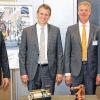 Vielseitige Partnerschaft: Bei der feierlichen Übergabe des 500.000sten Siemens-Motors an die KUKA Roboter GmbH im Siemens-Werk in Bad Neustadt waren dabei: Im Bild (von links) Michael Frank (Leiter des Siemens-Werks Bad Neustadt), Robert Neuhauser (CEO der Siemens Business Unit Motion Control Systems),  Manfred Gundel (Geschäftsführer der Kuka Roboter GmbH) und Olaf Rathjen (Leiter Siemens-Vertriebsregion Bayern).
