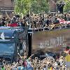 Loveparade für die Weltmeister: Hunderttausende feiern die Brasilien-Heimkehrer bei ihrer Ankunft in Berlin schon auf dem Weg zur Fanmeile.