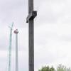 Anlass für Unmutsbekundungen: Eine Figur dee  Glaubensgemeinschaft Universelles Leben sowie ein Kreuz und der Rohbau einer Windkraftanlage stehen in Sichtweite zueinander am Rand von Gut Greußenheim.