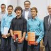 (mim) Kevin Ruck, Michael Fledering und Tom Seidler (vorne, von links) vom Team „G-PurSe“ des Franken-Landschulheims Schloss Gaibach (FLSH) haben beim Deutschen Gründerpreis für Schüler im Bereich der Sparkasse Schweinfurt den ersten Preis gewonnen. Spielerisch hatte die Gruppe die Welt der Wirtschaft kennengelernt und einen Geldbeutel mit integriertem GPS-Chip entwickelt, der das Wiederfinden des Portemonnaies ermöglicht, falls man es verliert. Auf dem zweiten Platz landete ebenfalls ein Team des FLSH, „App TastiC“, mit dem Konzept einer App zum Informationsaustausch zwischen Schule und Schülern. Platz drei ging an die Gruppe „Wundertüte“ vom Rathenau-Gymnasium Schweinfurt für eine App, die über die Kamerafunktion eines Smartphones Kleidungsstücke einscannt und je nach Anlass und persönlichen Wünschen kombiniert. Der Vorsitzende des Sparkassen-Vorstands, Johannes Rieger (rechts), überreichte dem Siegerteam 200 Euro, dem zweitplatzierten 150 Euro und dem dritten 100 Euro. Jedes Mitglied der ersten fünf Teams erhielt zudem ein Eintrittsbändchen fürs Schweinfurter Honky-Tonk-Festival. Mit im Bild: Kathrin Ackermann, die Spielbetreuerin seitens der Sparkasse, Martin Redweik, FLSH-Kursleiter (Zweiter von links) und (hinten, Mitte) Schulleiter Wolfgang Kremer.
