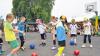 (gkr)   Sportlich ging es nach einer musikalischen Begrüßung beim Schulfest an der Martinsheimer Grundschule zu. Die Schüler der Klassen eins bis vier hatten mit ihren Klassenlehrerinnen dazu sehenswerte Vorführungen einstudiert. Natürlich war dabei auch die Fußballweltmeisterschaft ein Thema. Aber die Schüler zeigten auch, wozu Schulstühle gut sein können – nämlich als Sportgerät. Sportliche Vorführungen aus der Zirkus-Welt standen ebenso auf dem bunten Programm, durch das Schulleiter Klaus Kram führte, wie Ballakrobatik.  Danach konnten sich Eltern und Großeltern künstlerische Werke der Schulkinder ansehen, während die sich dem Basteln, Sackhüpfen oder Dosenwerfen widmeten. Hatte das Schulfest im vergangenen Jahr unter Hitze zu leiden, war in diesem Jahr der Regen das Problem. Doch heuer konnte die Abschlussvorführung der Schüler stattfinden.
