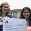 Werbung fürs G9-Volksbegehren: Die Gemündener Schülerinnen Amelie Nöth und Désirée Gumpp (hier mit einem Plakatentwurf) hoffen auf eine Schulreform in Bayern.