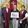 (ewie)  In Filke wurde im Rahmen des sonntäglichen Gottesdienstes Andrea Rottmann als langjährige Leiterin des evangelischen Kirchenchores Willmars/ Filke feierlich verabschiedet. Otto Landgraf dankte im Namen der Chorleute und der ganzen Kirchengemeinde für die, wie er betonte, auf hohem Niveau geleistete Arbeit, mit der Rottmann den Chor weit vorangebracht habe, ebenso wie für das freundschaftliche Miteinander. Der Abschied fiel auch Andrea Rottmann, die den Chor achteinhalb Jahre geleitet hat, nicht leicht. Sie brachte die innige Verbundenheit zu den Sängerinnen und Sängern zum Ausdruck und bedauerte aus beruflichen Gründen, die Chorleitung abgeben zu müssen. Sie äußerte aber auch ihre Zuversicht, den Chor bei Heike Dankert in guten und erfahrenen Händen zu wissen. Dankert wird ab September den Kirchenchor dirigieren. Als bleibendes Dankeschön für ihr Engagement überreichte Otto Landgraf Andrea Rottmann (mit im Bild Kirchenpflegerin Sieglinde Hofmann) eine Malerei der Willmarser Künstlerin Karin Hess.