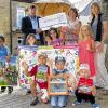 Strahlende Sieger: Michael Bissert, Kreishandwerksmeister in Kitzingen und Vorstandsmitglied der Handwerkskammer für Unterfranken überreicht an Annemarie Grötsch, Leiterin des Kindergartens Sonnenschein in Nenzenheim und Erzieherin Eva Reins-Haag einen Scheck als Gewinn beim Gestaltungswettbewerb. Mit ihnen freuen sich (Mitte von links) Adrian Sandreuter, Paula Kohr, Franziska Löslein, Emma Schwarz sowie untere Reihe von links Dennis Eisen, Emil Kohr und Jule Stahl.