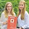 (ara)  Lisa Thalmann und Lea Weps von der Schülerzeitung „Peer“ des Egbert-Gymnasiums Münsterschwarzach wurden beim Schülerzeitungswettbewerb des Nachrichtenmagazins „Der Spiegel“ besonders geehrt. In der Kategorie „Interview“ erreichten sie den dritten Platz. Als Belohnung durften sie drei Tage in Hamburg verbringen und bekamen ein Preisgeld von 300 Euro. Prämiert wurde laut Pressetext ihr Interview mit ihrem ehemaligen Lehrer Jürgen Flettner zum Thema „Facebook-Freundschaften“. Über 1000 Schülerzeitungen aus allen Teilen Deutschlands waren bei dem Wettbewerb eingereicht worden.