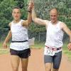 Hand in Hand zum Sieg: Die beiden Frankenheimer Holger Trump (links) und Marcus Enders teilten sich den Erfolg im Hauptlauf.