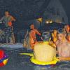(hag)   Baden gehen im Wasserbecken aus Stroh können die Besucher bei der Pool-Party am kommenden Samstag, 12.Juli, um 21 Uhr. Für den ungewöhnlichen Badespaß sorgen die Mitglieder der Feuerwehr, die mit Unterstützung von Andreas Schenk aus großen Stroh-Quaderballen den Pool zusammengebaut haben. Das mit einer Siloplane ausgelegte Becken wird rund 30 000 Liter angewärmtem Wasser aufgefüllt. Für die musikalische Begleitung bei der Party rund um das Bürgerhaus sorgen Radio Gong DJ Olly Helbig und DJ AL-X. Die Übertragung des WM- Fußballspiels um den dritten Platz können die Gäste auf einer Großbildleinwand verfolgen.