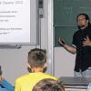 So macht Unterricht Spaß: Slawomir Siewor hielt vor Neuntklässlern der Karlstadter Realschule einen Vortrag zum Thema Cyber-Mobbing. Um sein Anliegen möglichst anschaulich zu vermitteln, zog er das Internet-Verhalten einiger Jugendlicher als Beispiel heran.